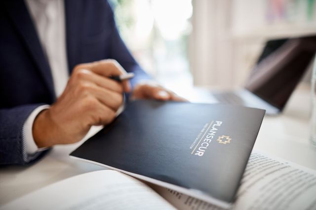 Unterschrift unter einen Vertrag