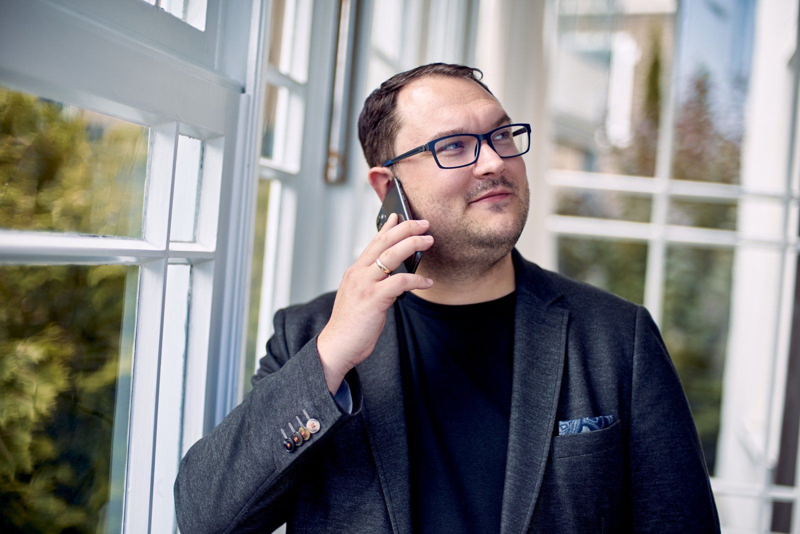 Thomas Schacht telefoniert am Fenster